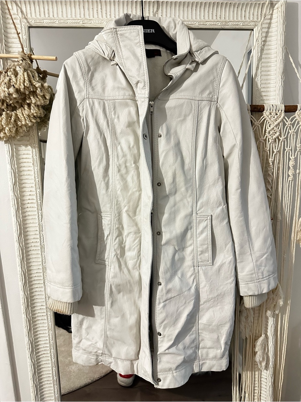 Danier White leather winter coat EUC No yellowing/fading